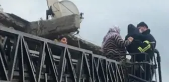 İki katlı evin merdiveni çöktü, mahsur kalan 6 kişiyi itfaiye kurtardı