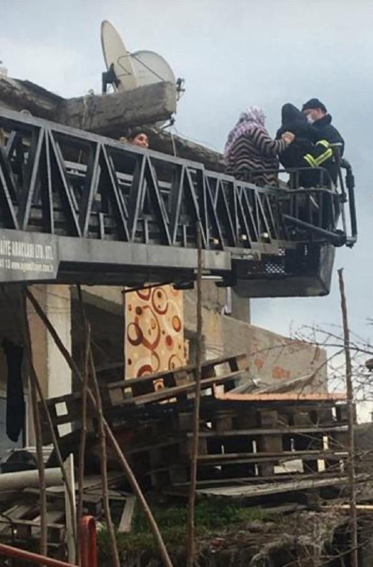 İki katlı evin merdiveni çöktü, mahsur kalan 6 kişiyi itfaiye kurtardı