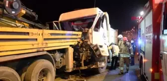 Hafriyat kamyonu park halindeki kamyona arkadan çarptı: Bir yaralı