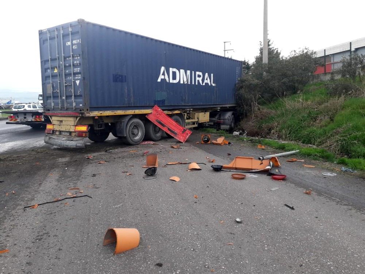 İzmir\'de faciadan dönüldü: İki tır ile kamyon çarpıştı