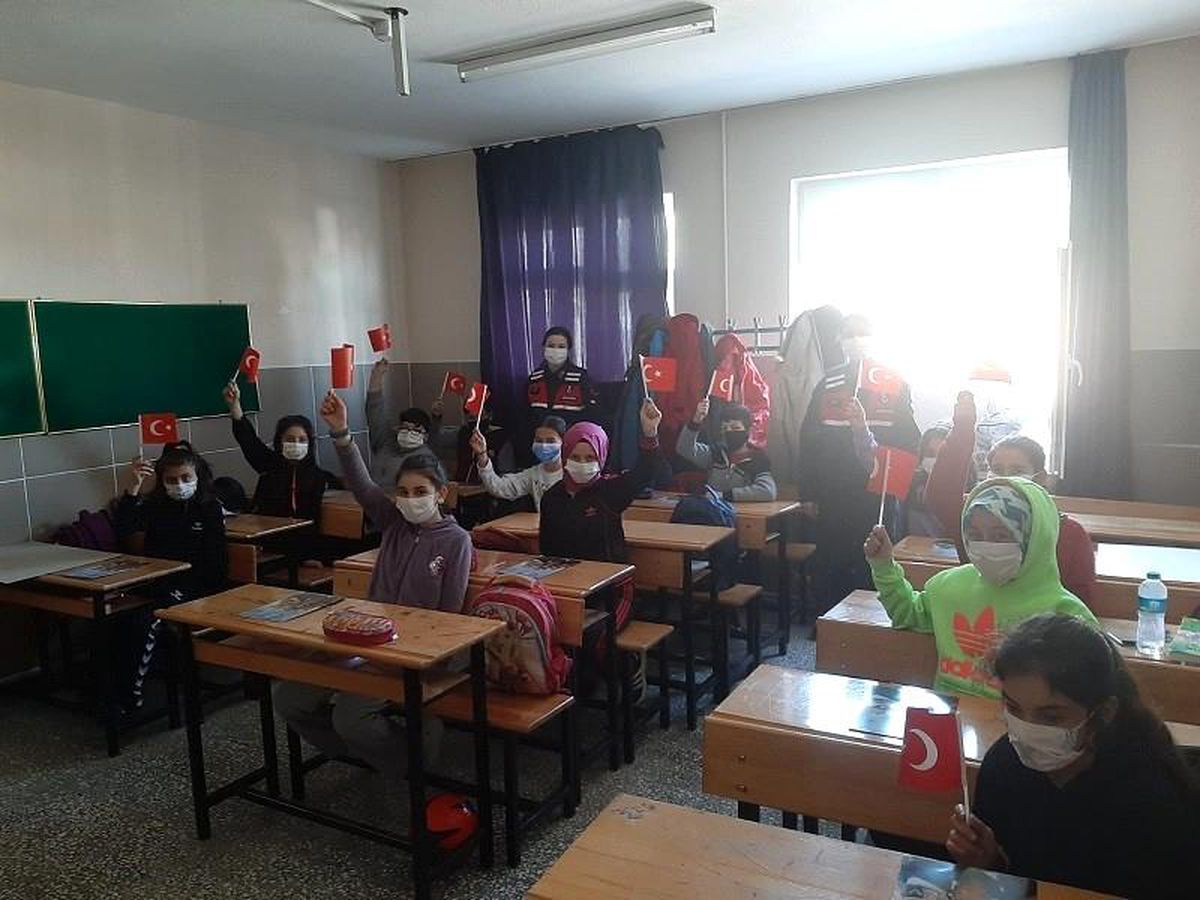 Son dakika haberleri! Jandarma ekipleri okullardaki öğrencileri bilgilendiriyor
