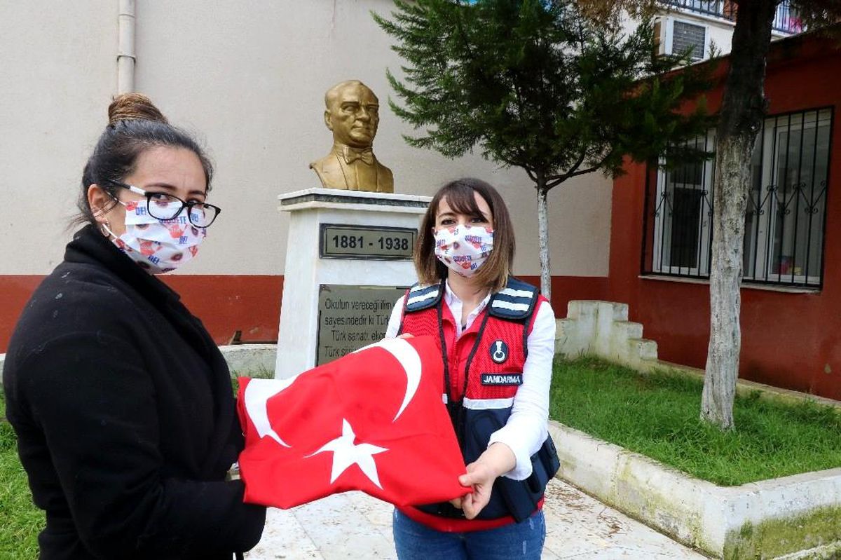 Jandarmadan miniklere bayrak hediyesi