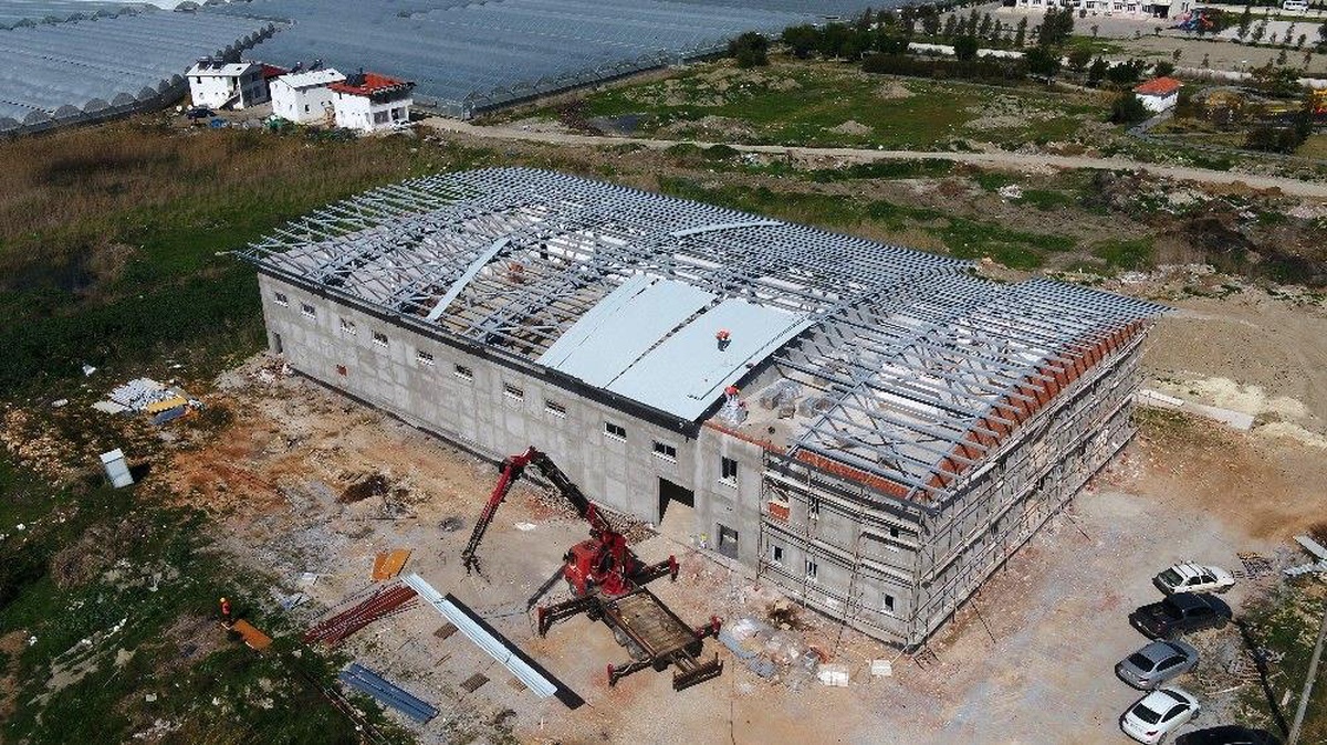 Kaş Ova Spor Salonu Projesi\'nde çelik çatı kapandı