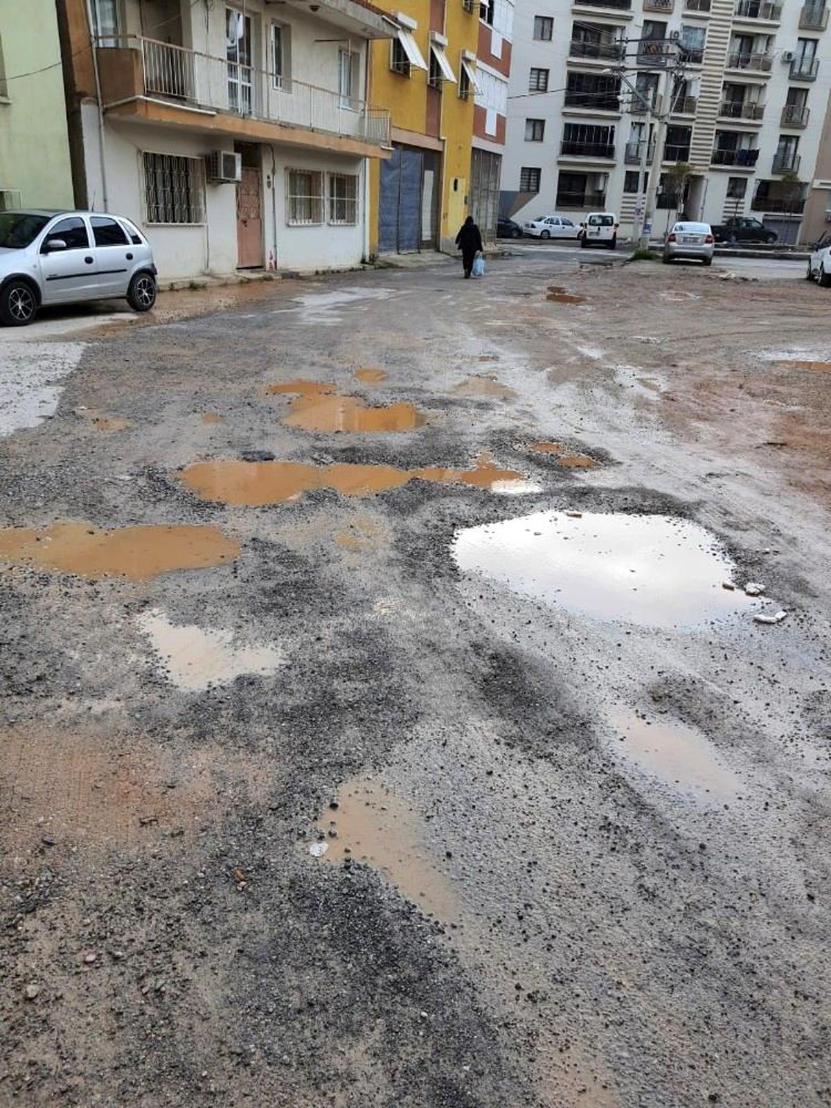 Kılıçdaroğlu\'nun geçeceği yol asfaltlandı, arka sokak çukurlu kaldı