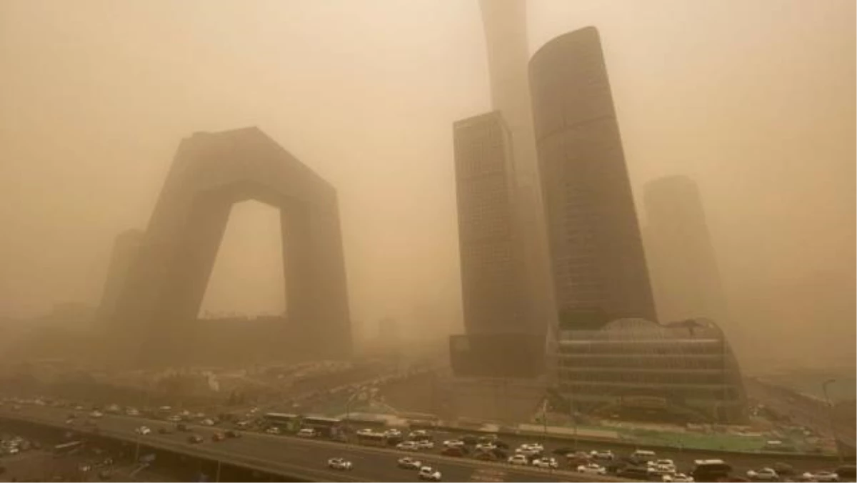 Kum fırtınası nedeniyle sarı alarma geçen Pekin\'de hava kirliği seviyesi 160 kat arttı