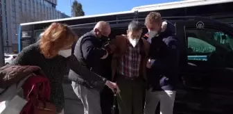 Madrid'de Kovid-19 aşısı olan yaşlılar, şehir manzarasını izledi