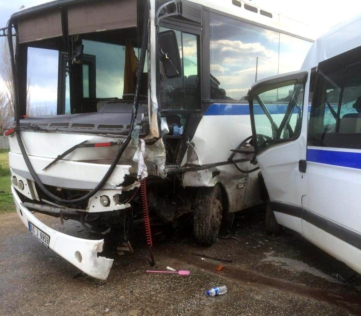 Manisa\'da iki işçi servisi çarpıştı: 10 yaralı
