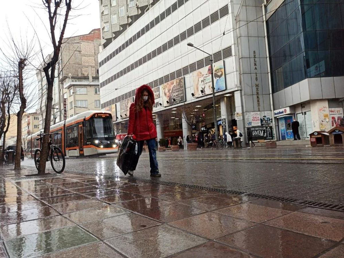 Meteorolojinin uyarılarını dikkate almayan vatandaşlar soluğu saçak altılarında aldı