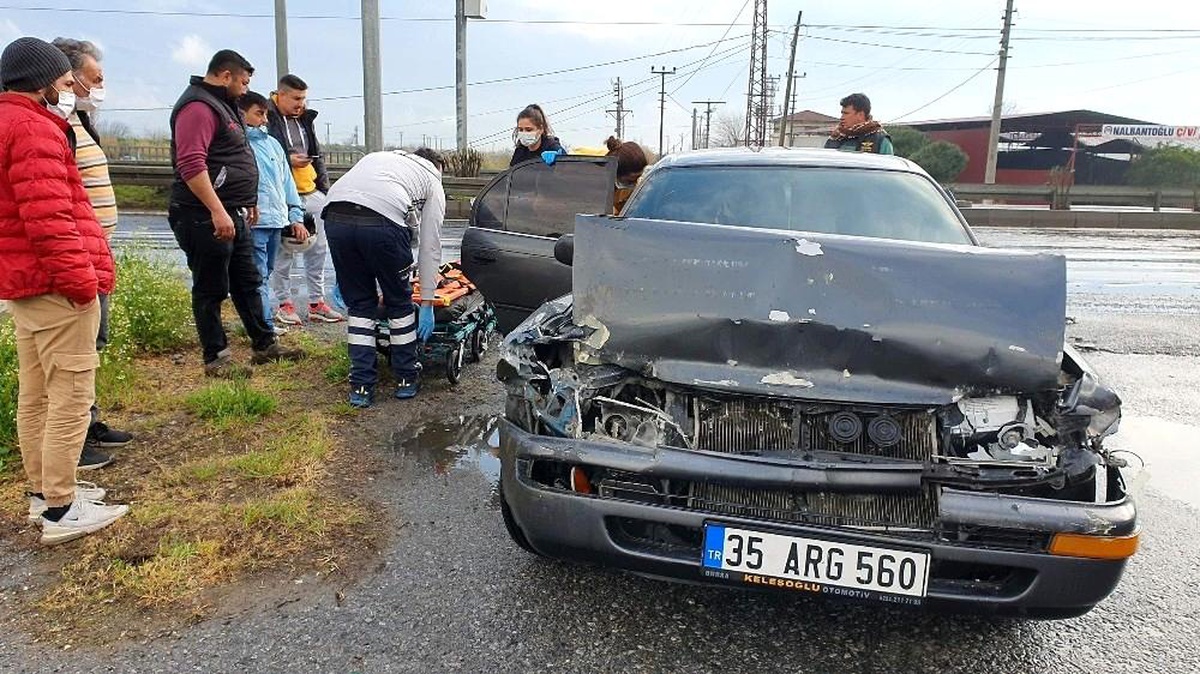 Nazilli\'de otomobil kamyonete çarptı: 1 yaralı