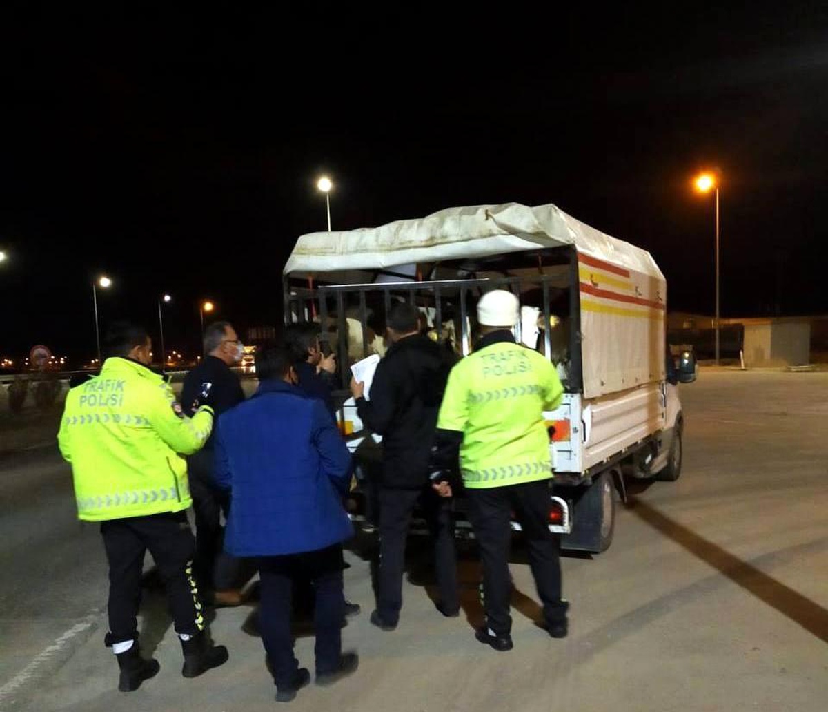 Son dakika haberi... Polisin \'dur\' ikazına uymayan araçtan nâkile uygun olmayan büyükbaş hayvanlar çıktı