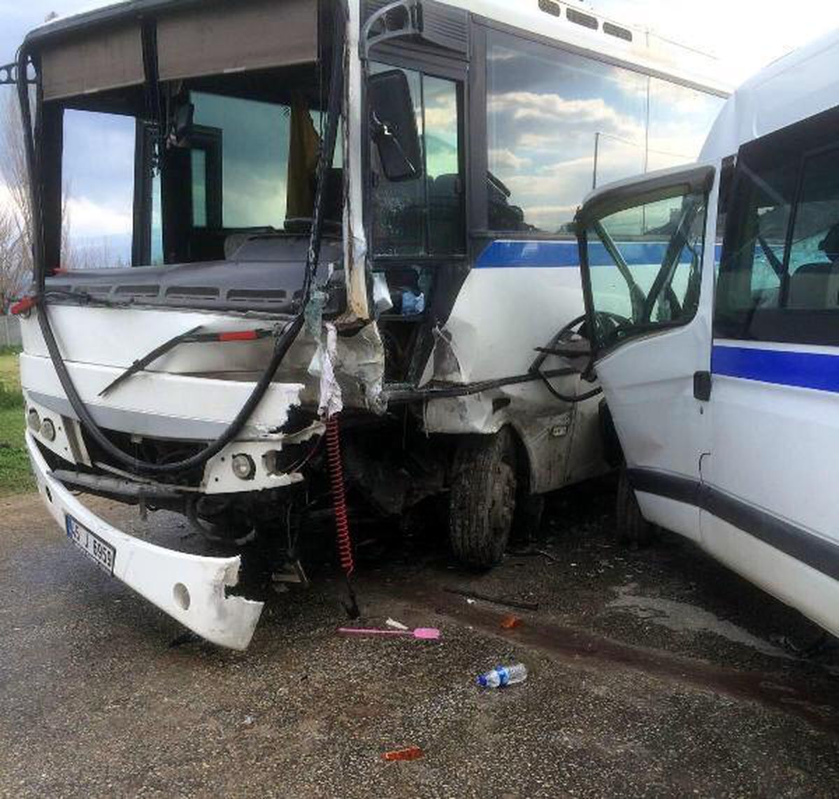 Salihli\'de işçi servis minibüsleri çarpıştı: 10 yaralı