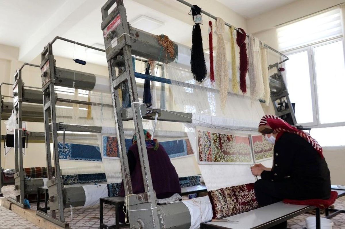 Şanlıurfa\'da kadınlar halı dokuyarak üretime katkı sağlıyor