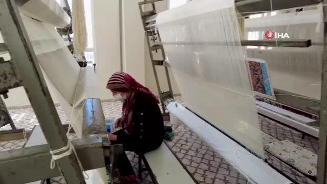 - Şanlıurfa'da kadınlar halı dokuyarak üretime katkı sağlıyor