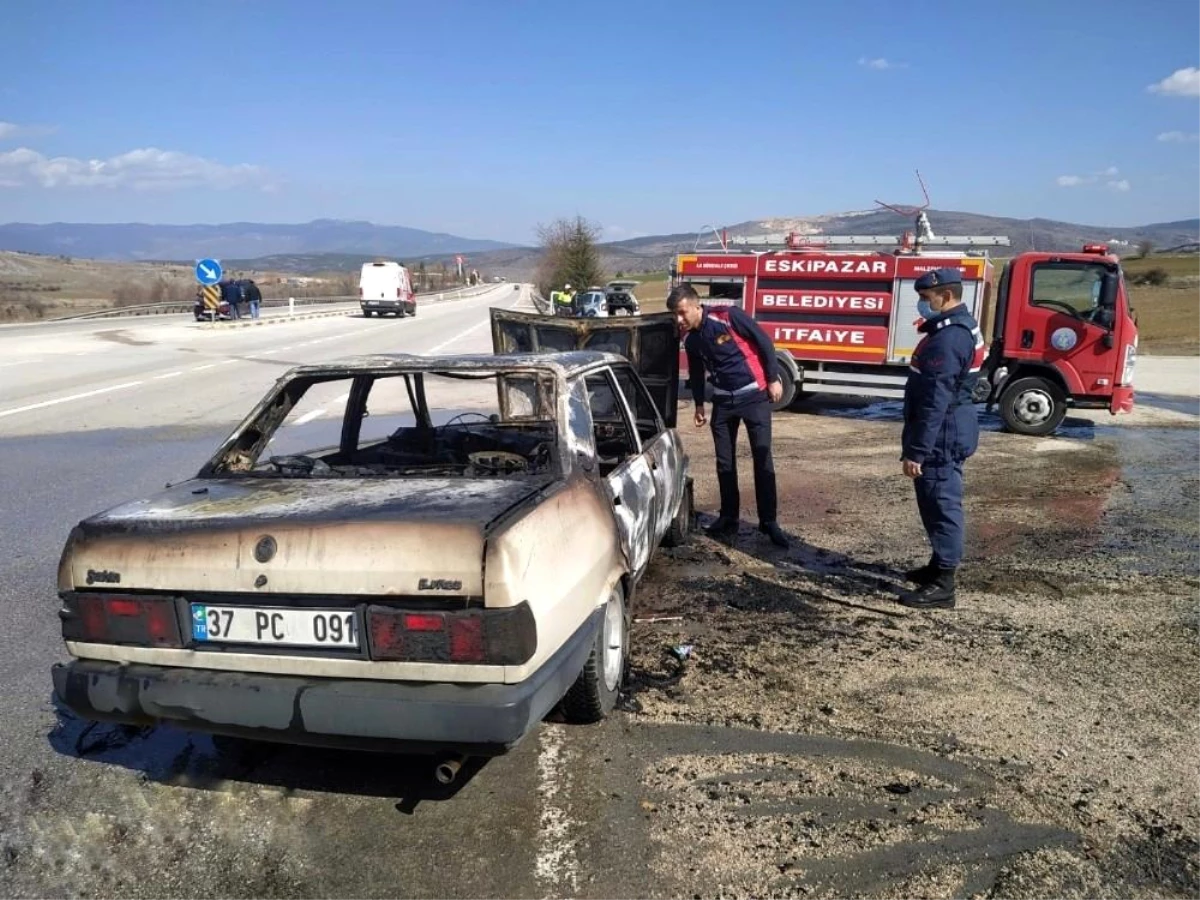 Seyir halinde alev alan araç hurdaya döndü