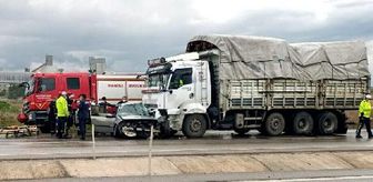 Soma'da refüjü aşıp karşı şeride geçen otomobil, kamyonla çarpıştı: 3 ölü, 1 yaralı