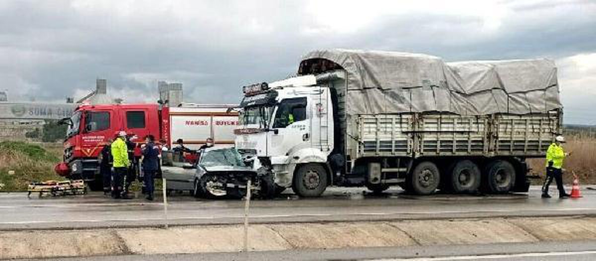 Soma\'da refüjü aşıp karşı şeride geçen otomobil, kamyonla çarpıştı: 3 ölü, 1 yaralı