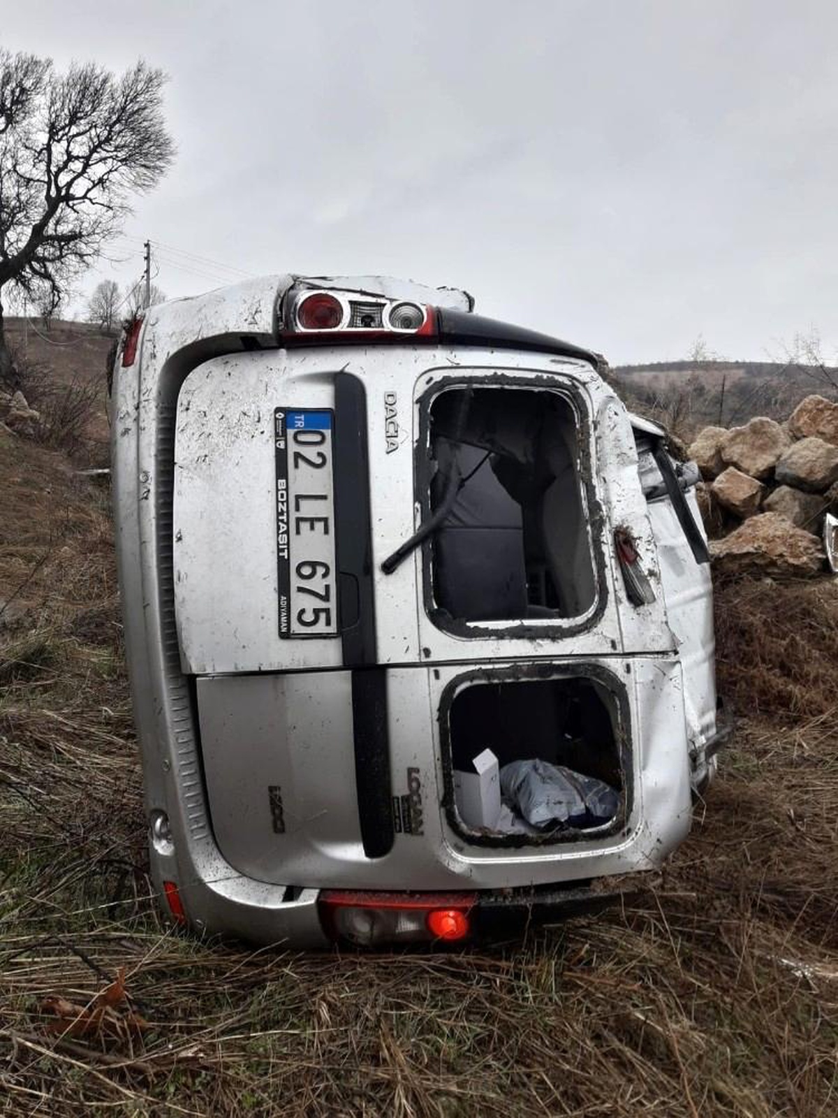 Takla atan otomobilden hafif sıyrıklarla atlattı