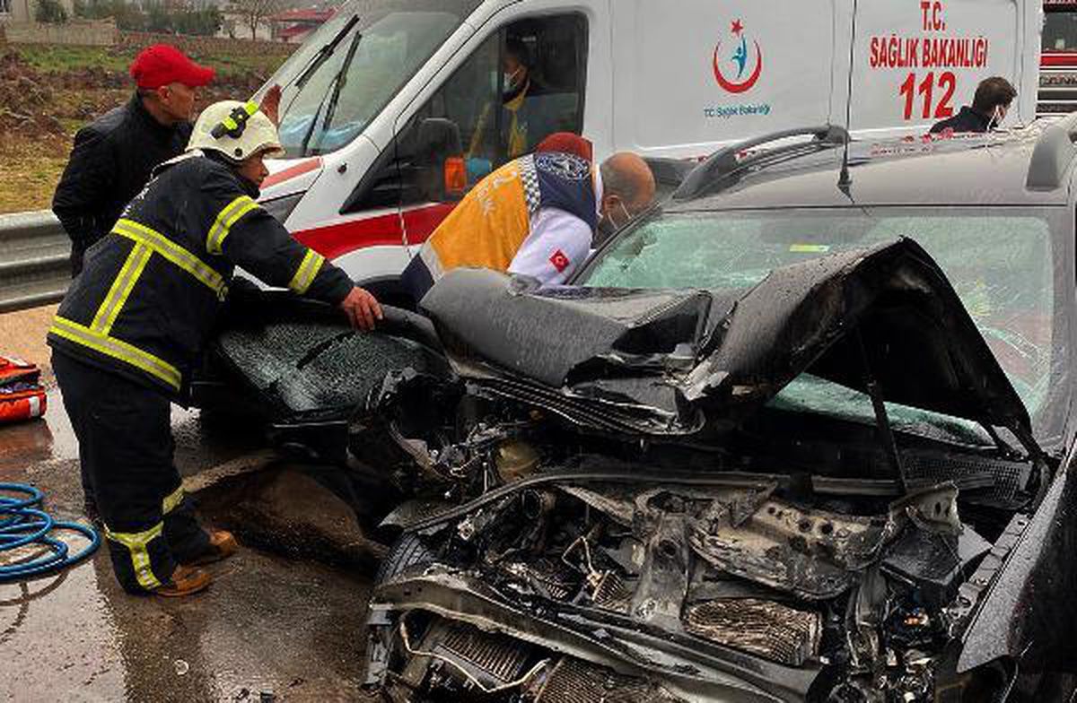 TIR\'a çarpan otomobildeki 2 kişi yaralandı