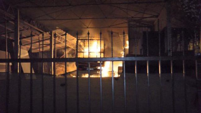 İSTANBUL-ÜMRANİYE'DE İNŞAAT MALZEMELERİ DEPOSUNDA YANGIN