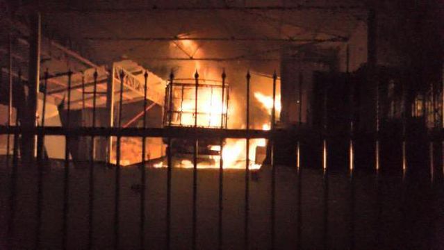 İSTANBUL-ÜMRANİYE'DE İNŞAAT MALZEMELERİ DEPOSUNDA YANGIN