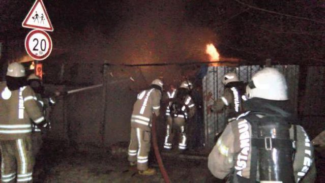 İSTANBUL-ÜMRANİYE'DE İNŞAAT MALZEMELERİ DEPOSUNDA YANGIN