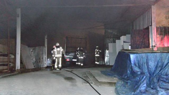 İSTANBUL-ÜMRANİYE'DE İNŞAAT MALZEMELERİ DEPOSUNDA YANGIN