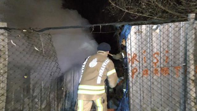 İSTANBUL-ÜMRANİYE'DE İNŞAAT MALZEMELERİ DEPOSUNDA YANGIN