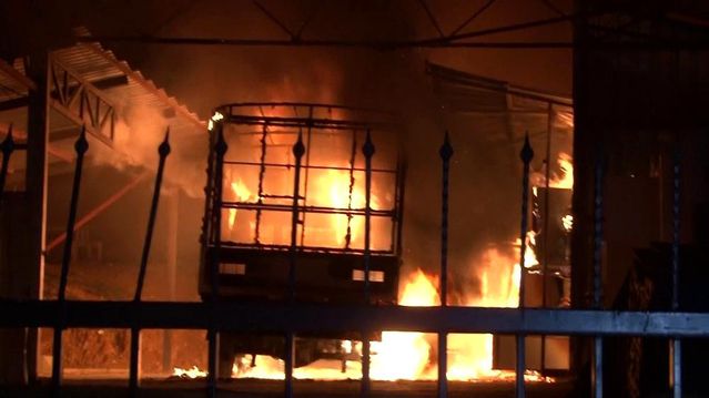 Ümraniye'de yanan kamyonetin alevleri depoyu sardı