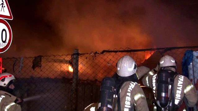 Ümraniye'de yanan kamyonetin alevleri depoyu sardı