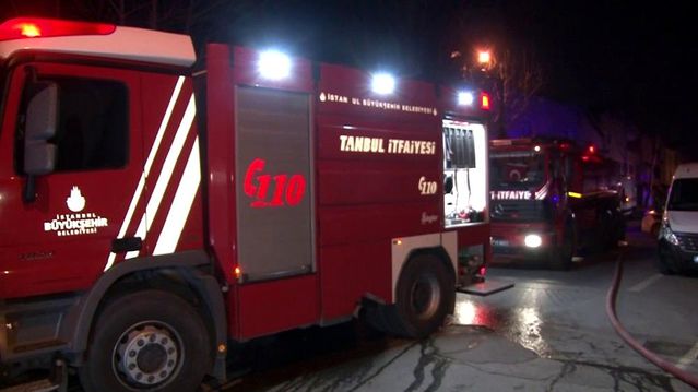 Ümraniye'de yanan kamyonetin alevleri depoyu sardı