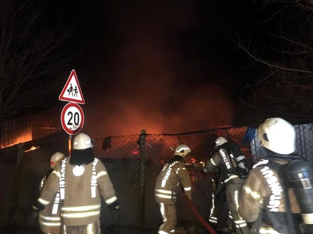 Ümraniye'de yanan kamyonetin alevleri depoyu sardı