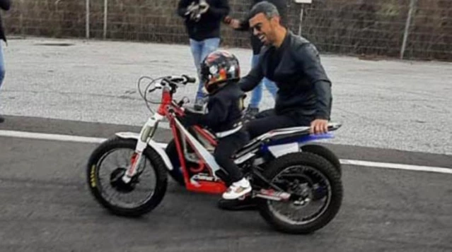 2 yaşındaki oğluna motosiklet kullandıran Kenan Sofuoğlu'ndan eleştirilere yanıt: Formula-1'e yetiştirmek isterim