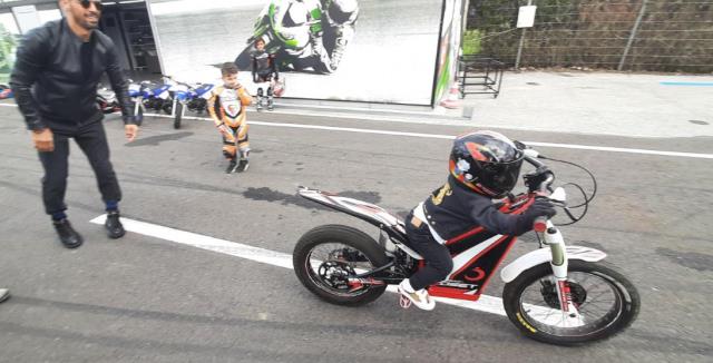 2 yaşındaki oğluna motosiklet kullandıran Kenan Sofuoğlu iddialı: Formula-1'e yetiştirmek isterim