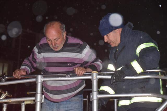 6 katlı binada çıkan yangında mahsur kalan 41 kişi hastanelik oldu 6 katlı binada çıkan yangında mahsur kalan 41 kişi hastanelik oldu