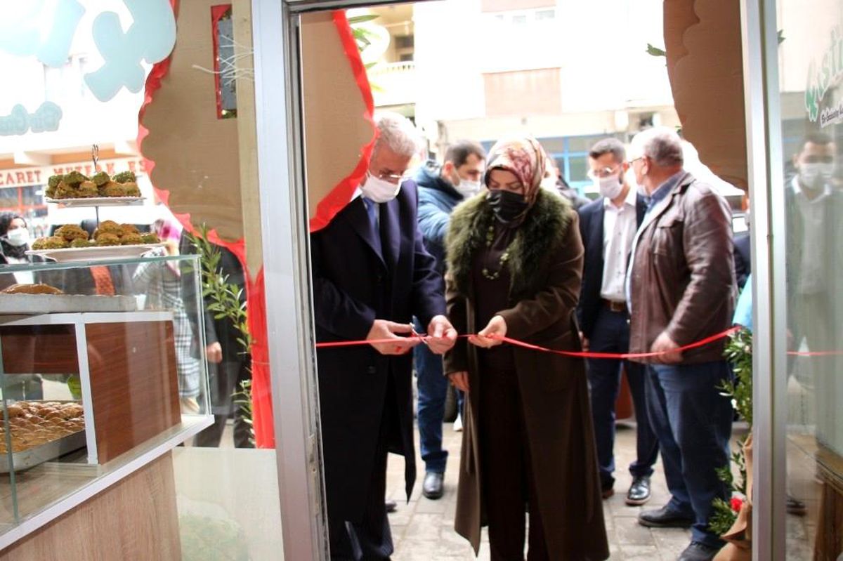 Antep\'ten Oltu\'ya tatlı getiriyorlar