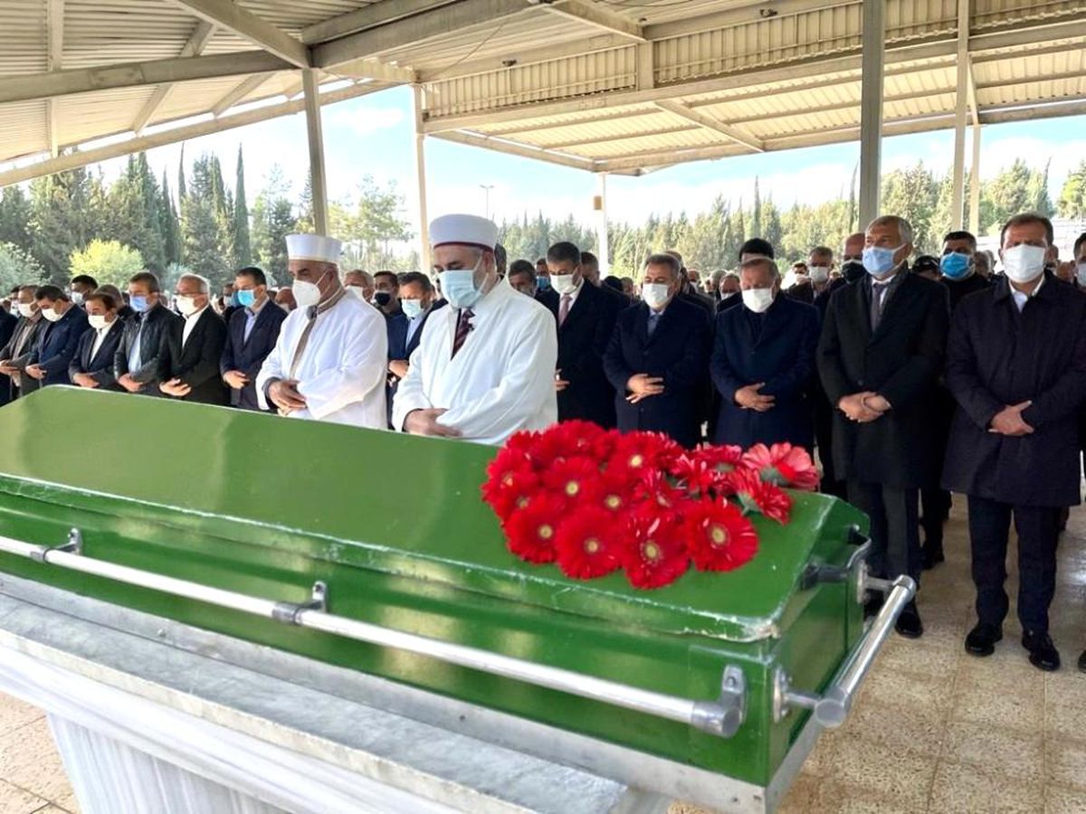 Başkan Akay\'ın eşi son yolculuğuna uğurlandı