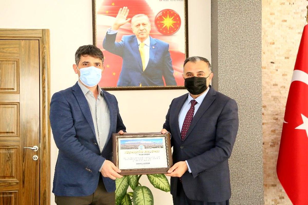 Başkan Cabbar\'dan İl Tarım ve Orman Müdürlüğü\'ne atanan Kürşat Kaliber\'e teşekkür plaketi