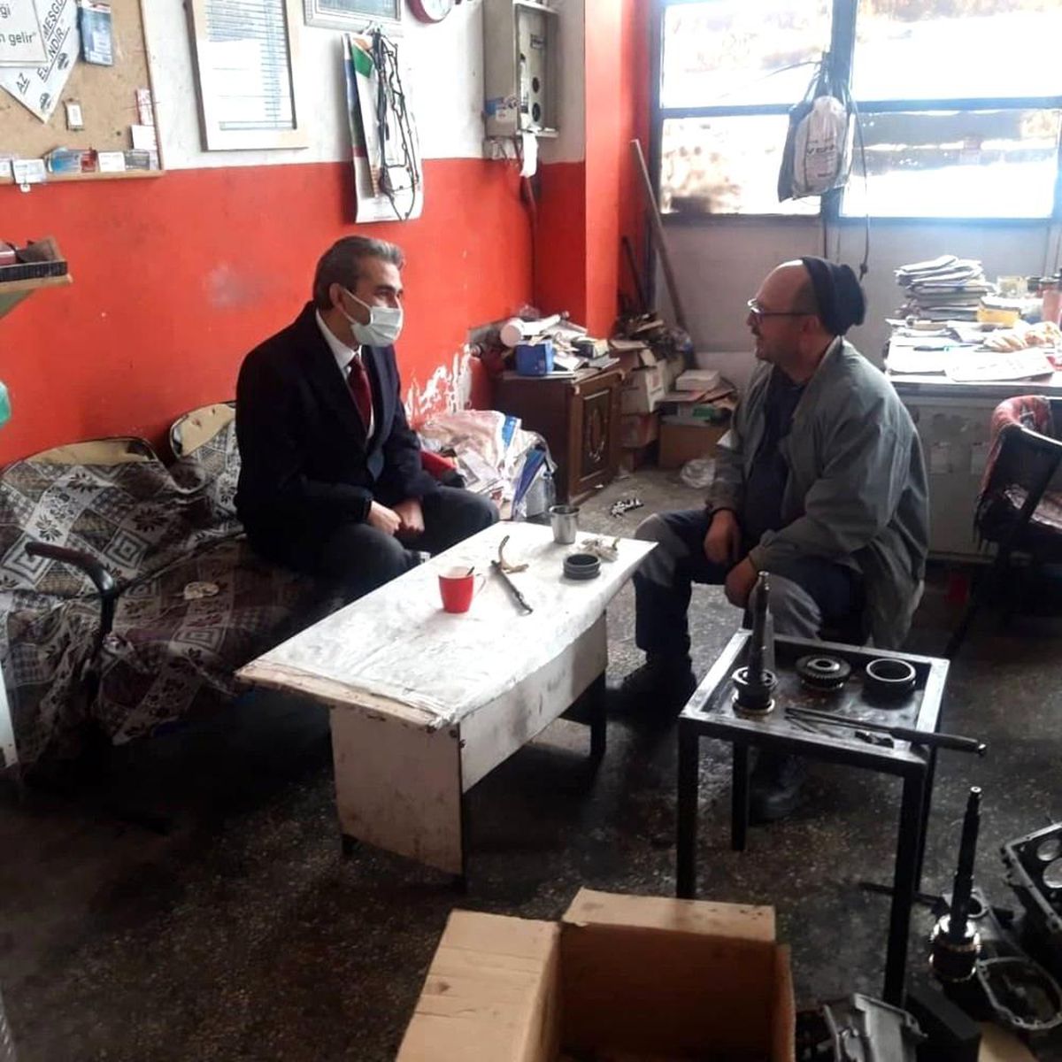 Başkan Emre, rüzgarda işyerleri hasar gören esnafla bir araya geldi