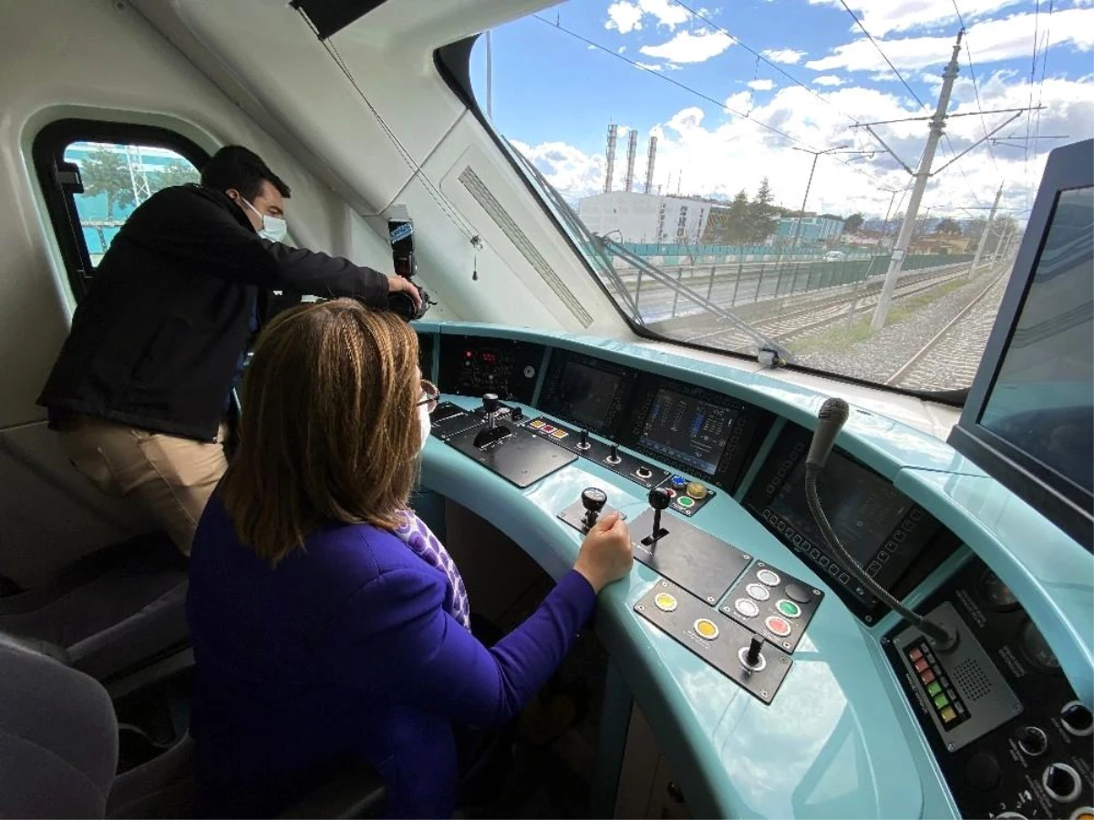 Başkan Şahin, makinist koltuğuna oturarak Milli Elektrikli Tren\'i test etti