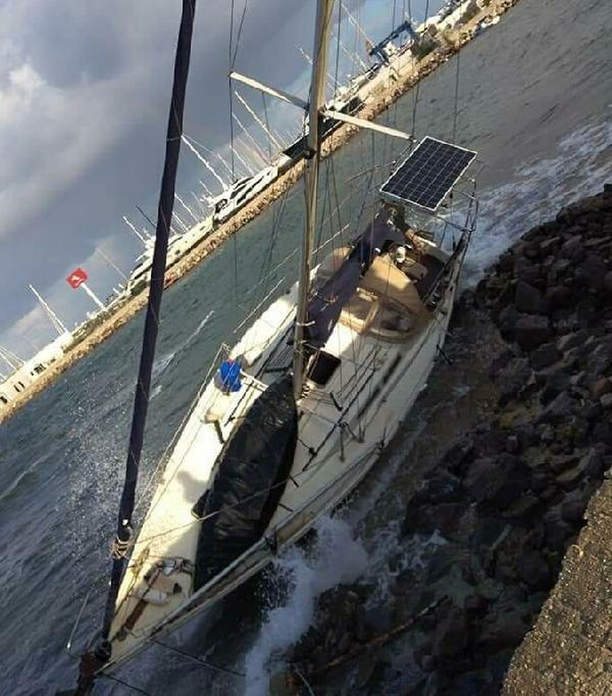 Bodrum\'da fırtına etkili oldu; yelkenli tekne karaya vurdu