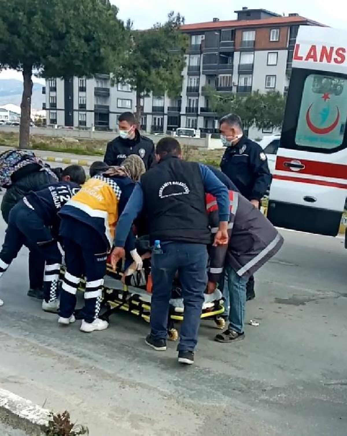 Burhaniye\'de otomobil ile motosiklet çarpıştı: 2 yaralı