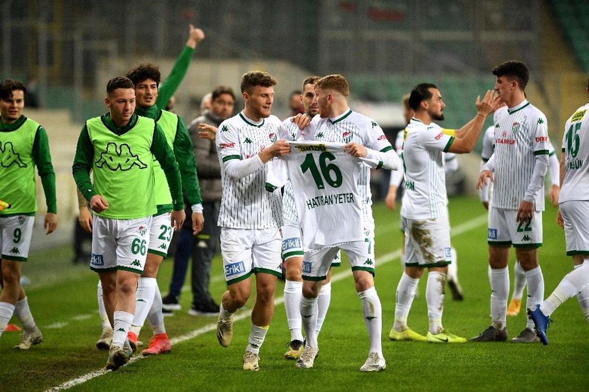 Bursaspor, Play-Off yolunda farkı 9\'a indirdi