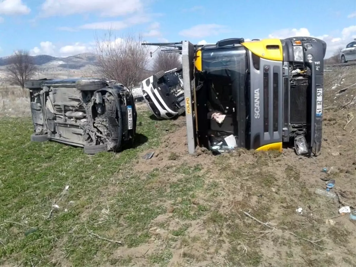 Cipleri taşıyan tır yoldan çıktı, sıfır araçlar tarlaya savruldu