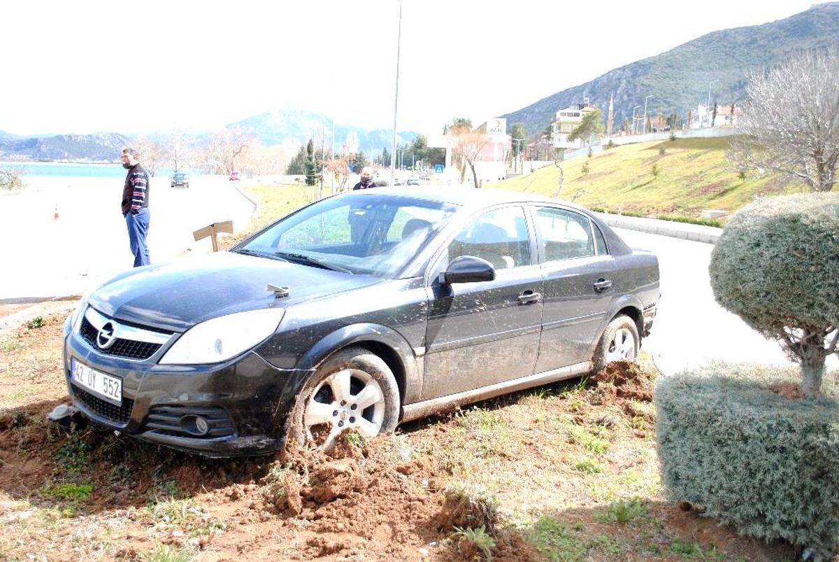Direksiyon hakimiyetini kaybeden sürücü orta refüje çıktı
