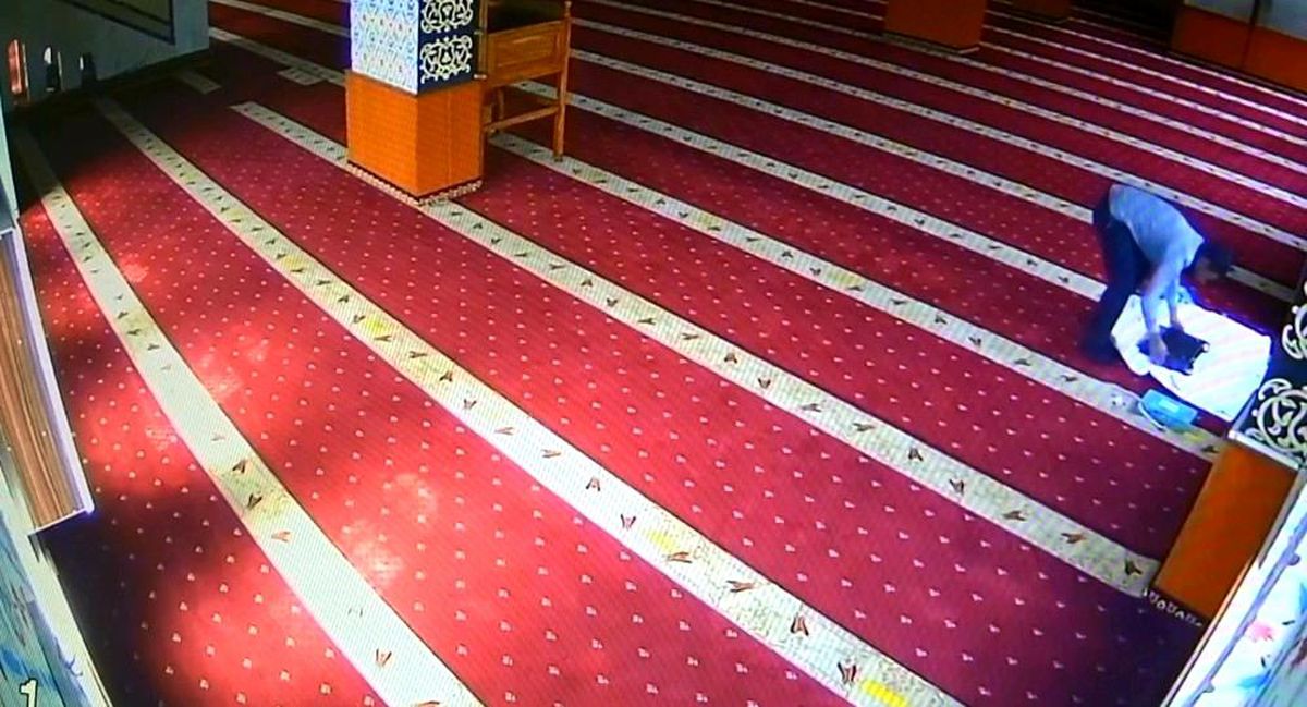 Diyarbakır\'da bir acayip hırsızlık: Camiye giren hırsız, ses cihazını kefene sarıp çaldı
