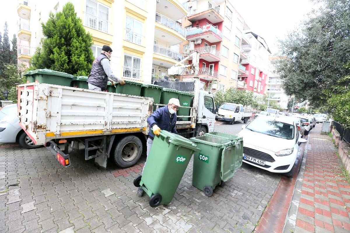 Efeler\'de çöp kovaları yenileniyor