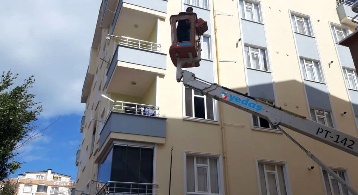 Elektrik arıza ekipleri hayat kurtardı