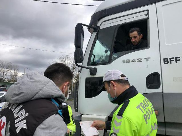 EYÜPSULTAN'DA BELGESİ OLMAYAN HAFRİYAT KAMYONU ŞOFÖRLERİNE CEZA YAĞDI