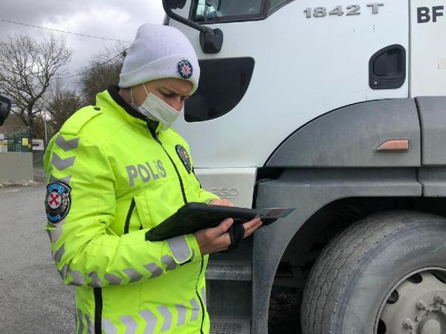 EYÜPSULTAN'DA BELGESİ OLMAYAN HAFRİYAT KAMYONU ŞOFÖRLERİNE CEZA YAĞDI