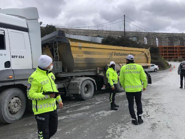 EYÜPSULTAN'DA BELGESİ OLMAYAN HAFRİYAT KAMYONU ŞOFÖRLERİNE CEZA YAĞDI